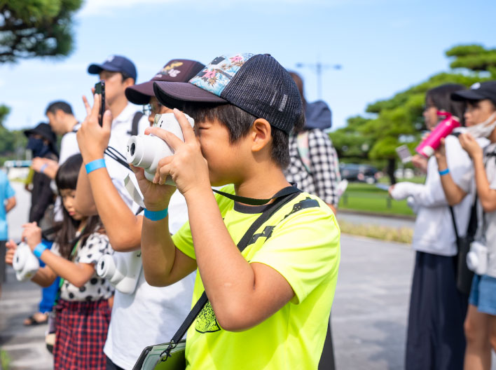 写真撮影する参加者