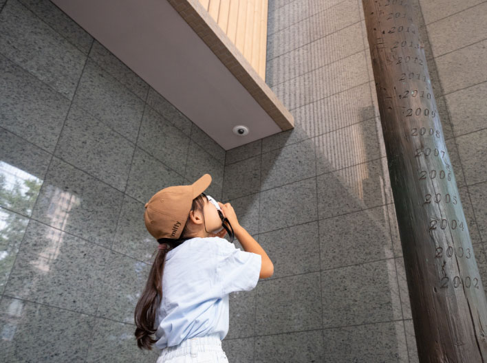 写真撮影する参加者