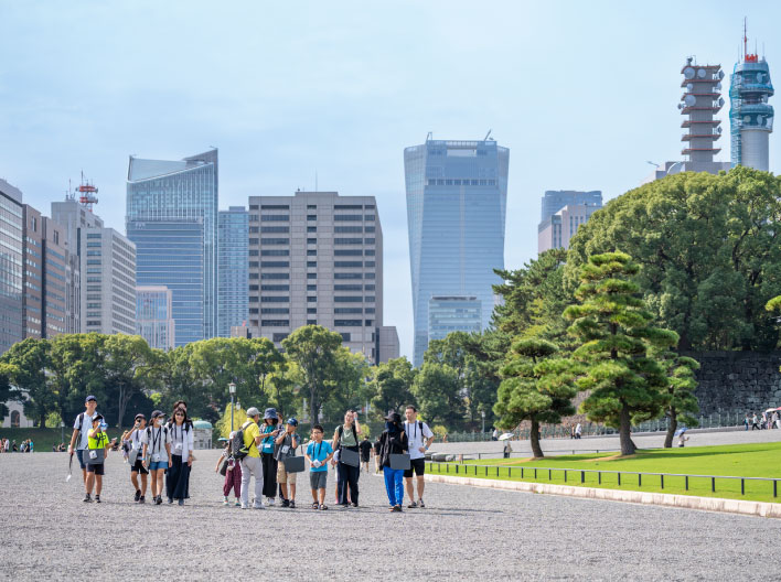 写真撮影する参加者