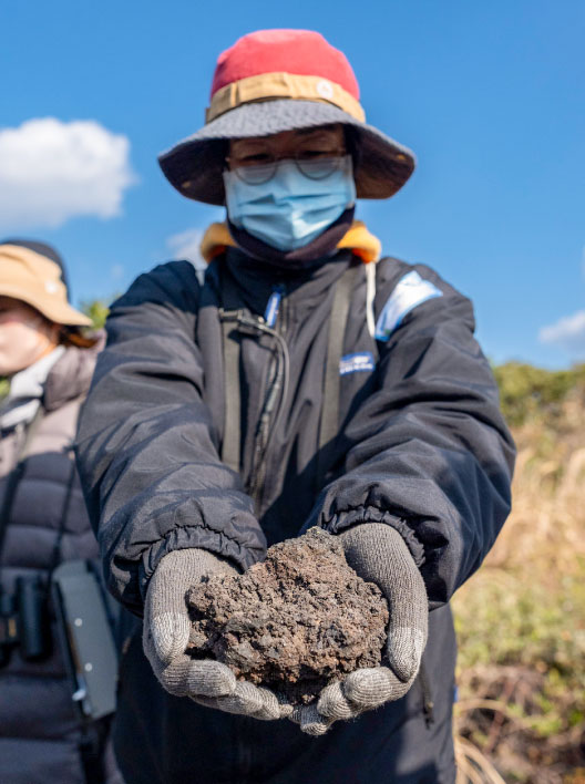 溶岩を手にもつ参加者