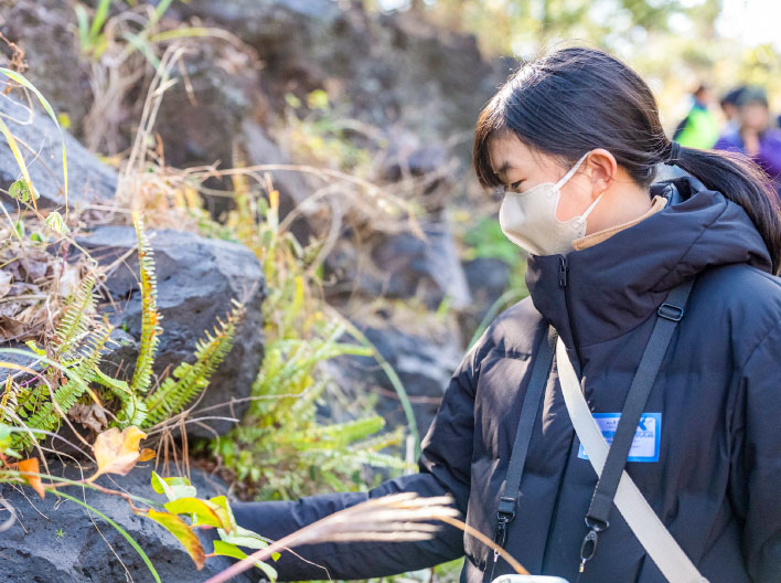 岩石を観察する参加者