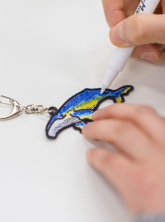 キーホルダーを塗る参加者