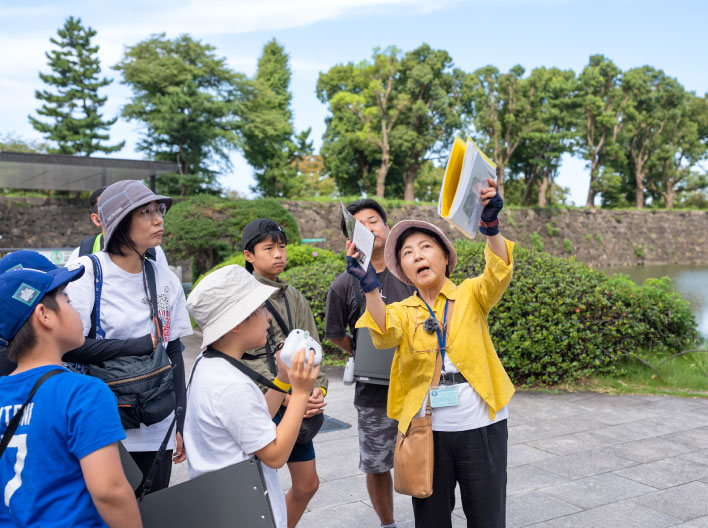 説明を聞く参加者