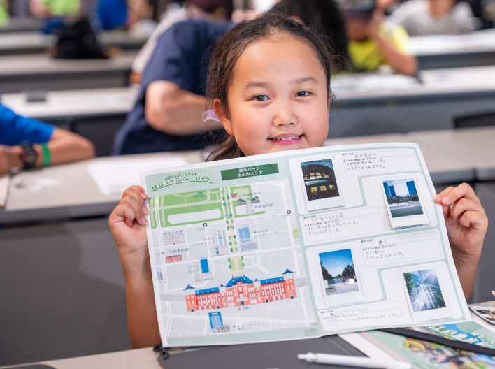 自分だけの地図を掲げる参加者