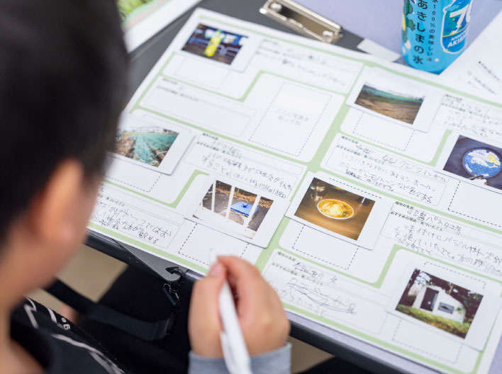 資料を整理する参加者