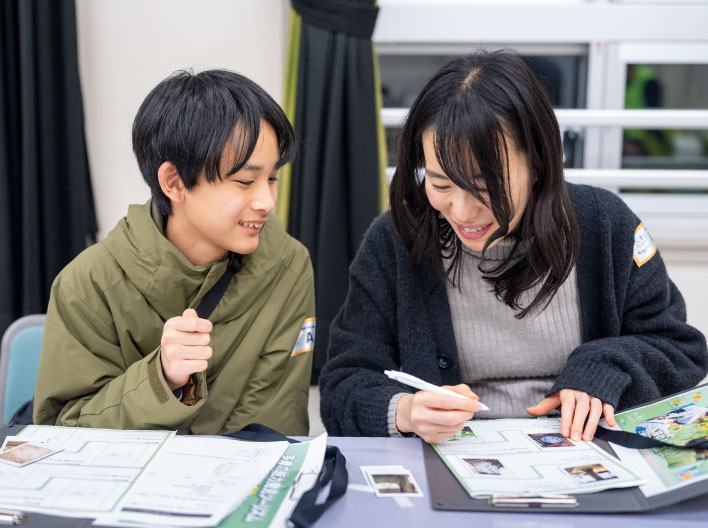 資料を整理する参加者